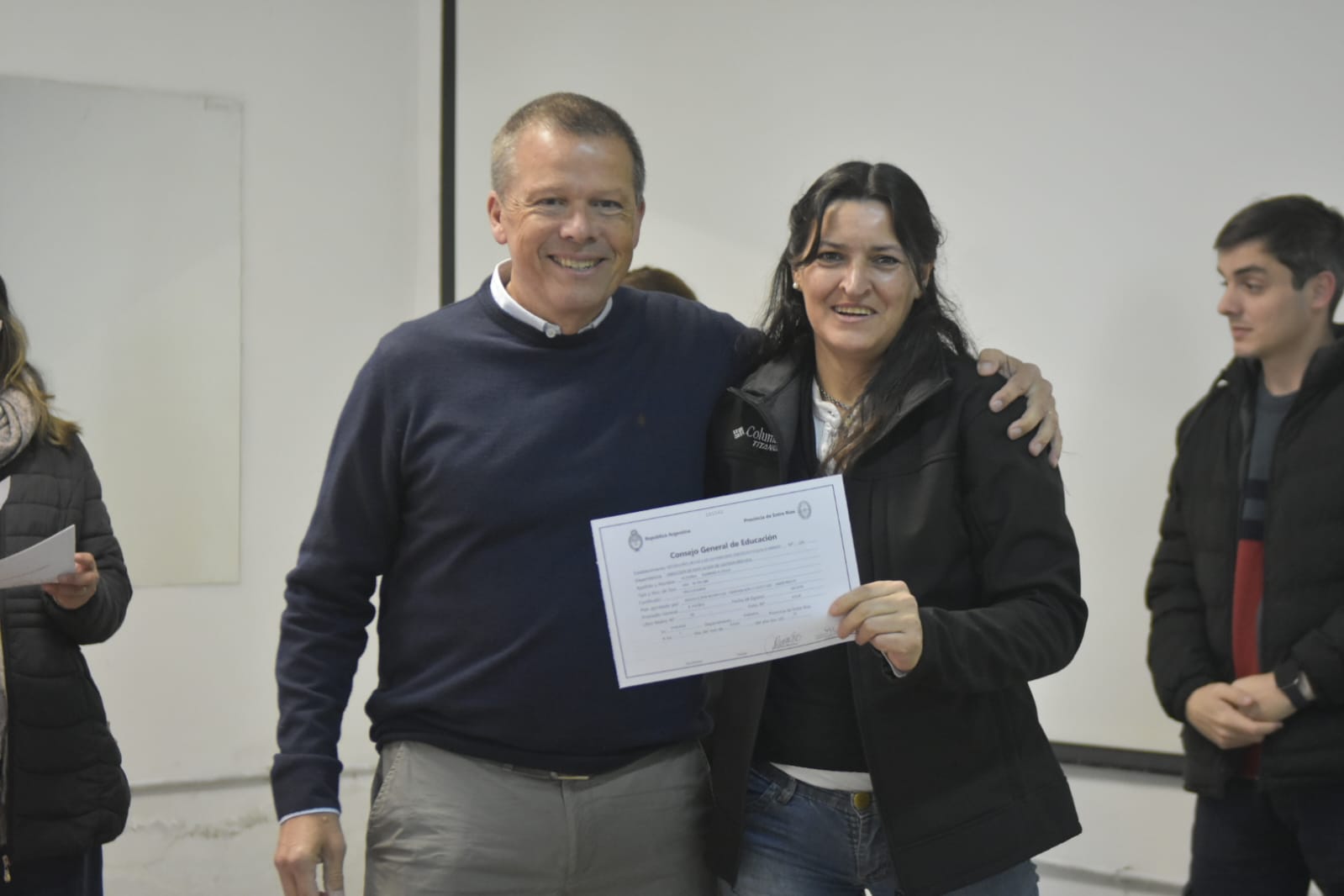 Nuevos profesionales recibieron sus certificados tras completar la capacitación en Peluquería